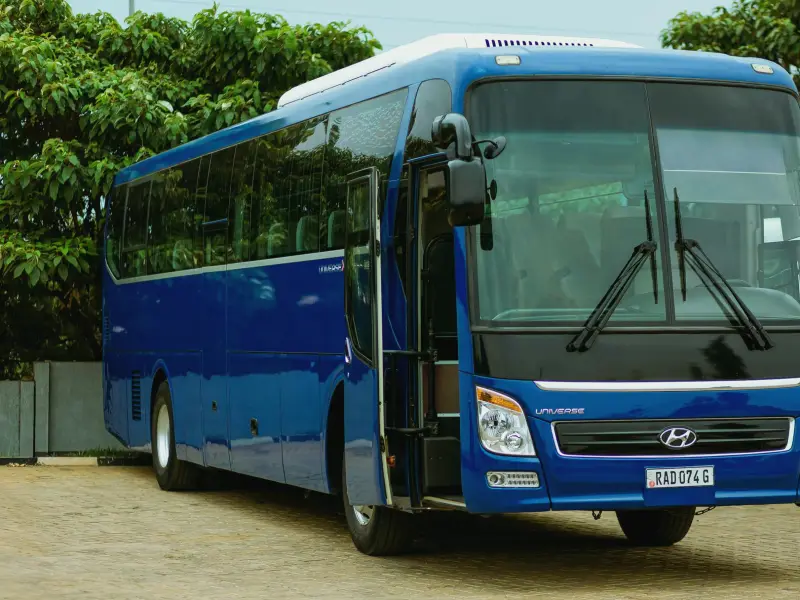 Vkrcavanje skupine na avtobus
